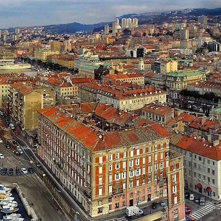 Prelijep Stan + Unutarnji Kamin * Fiume